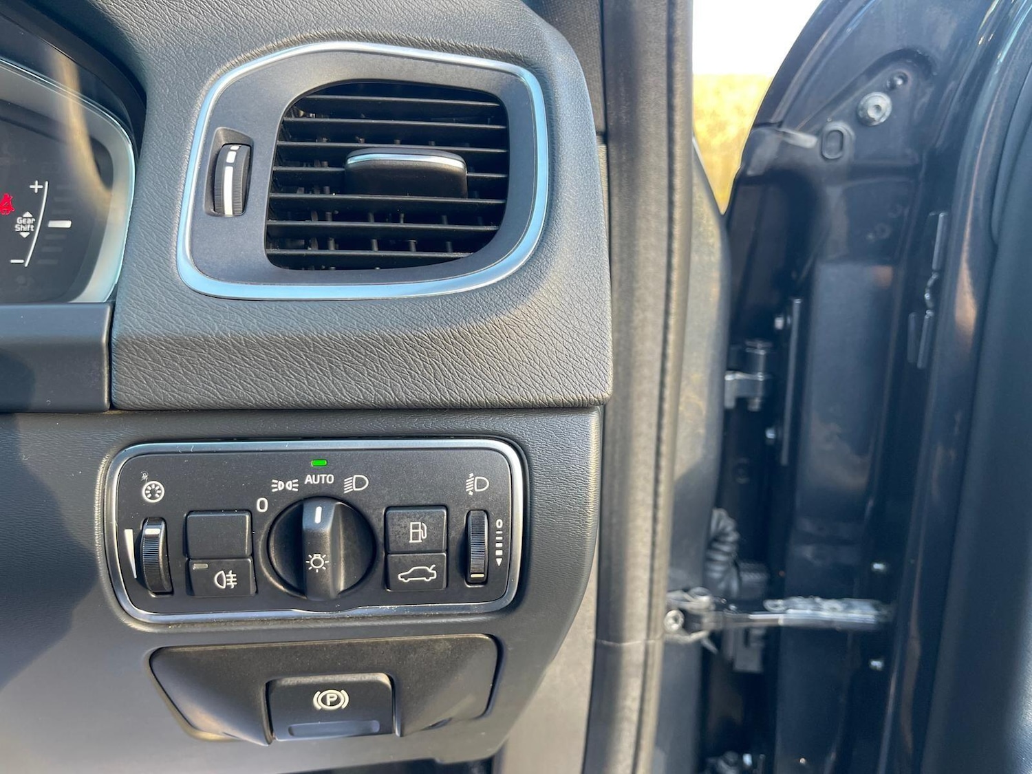 Used Volvo V60 2015 for sale - 76623148: Photo 31