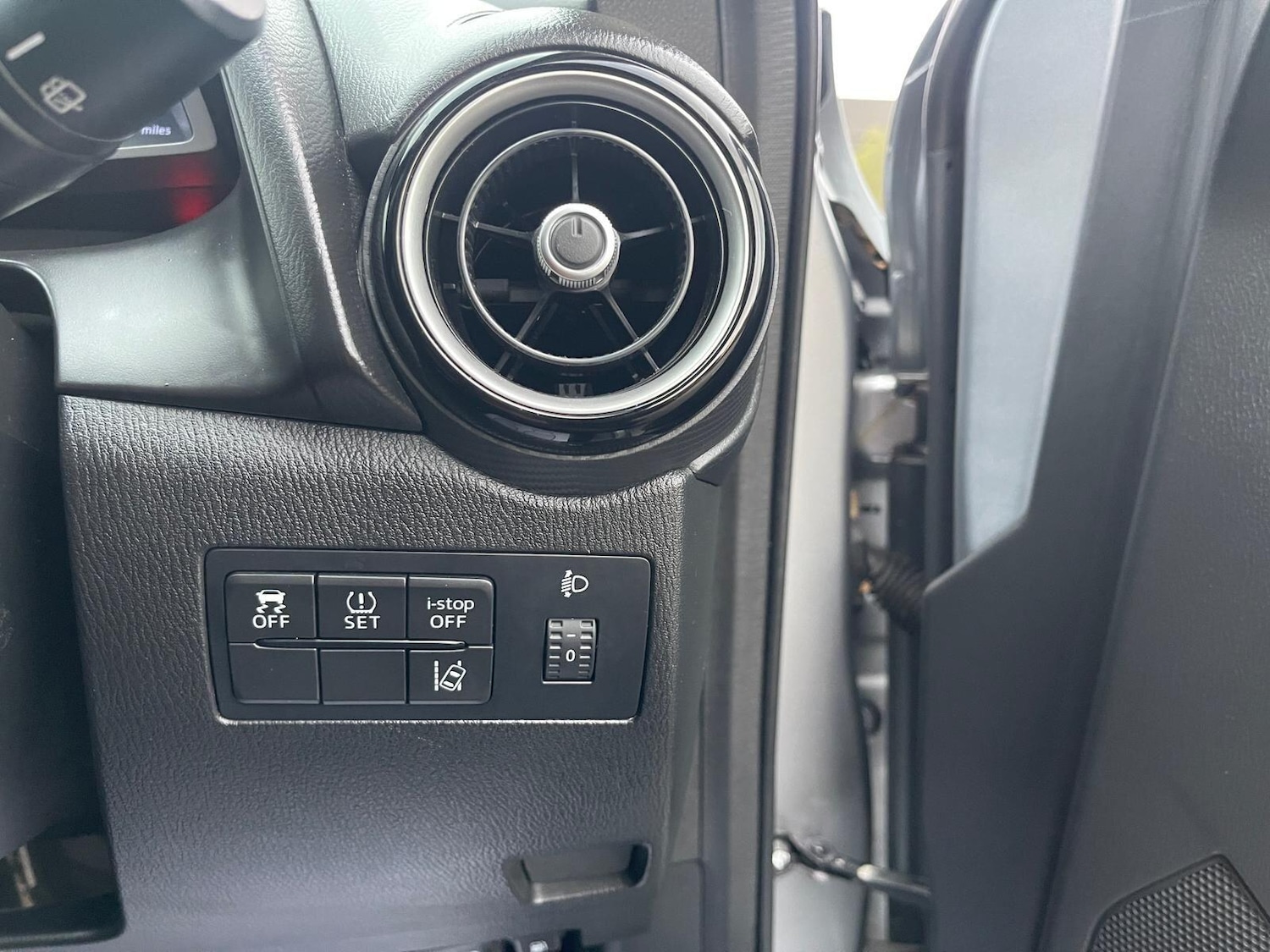 Used Mazda Mazda2 2015 for sale - 76593433: Photo 28