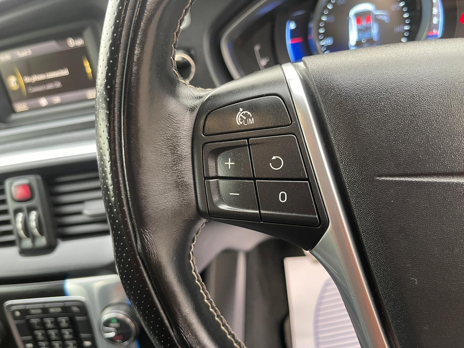 Used Volvo V40 2014 for sale - 76623146: Photo 30