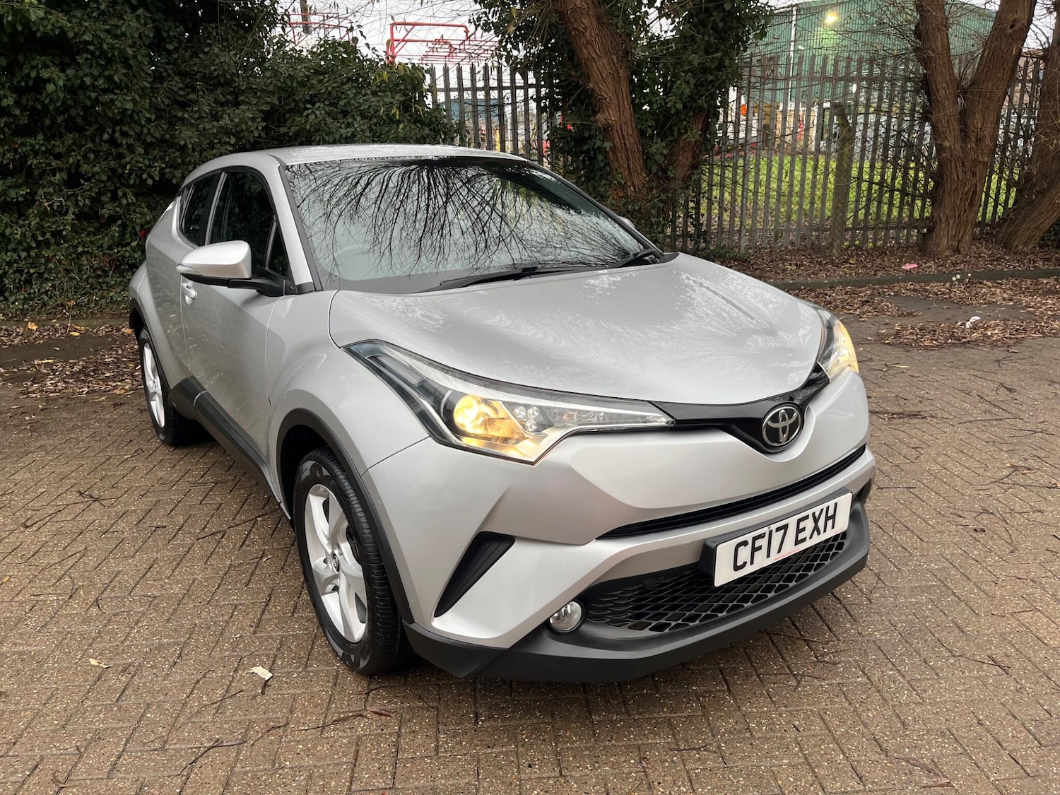 Used Toyota C-HR 2017 for sale - 76735395: Photo 1