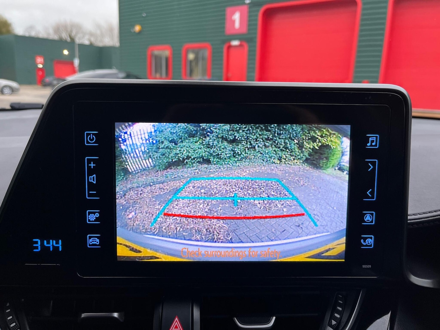 Used Toyota C-HR 2017 for sale - 76735395: Photo 18