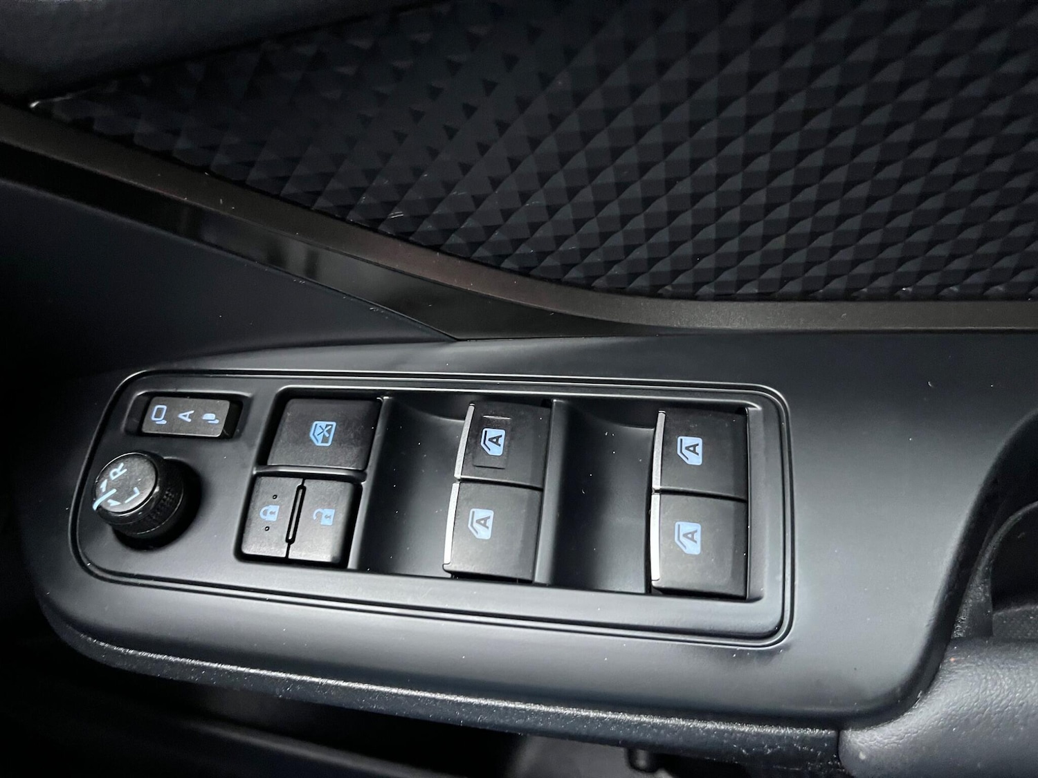 Used Toyota C-HR 2017 for sale - 76735395: Photo 32