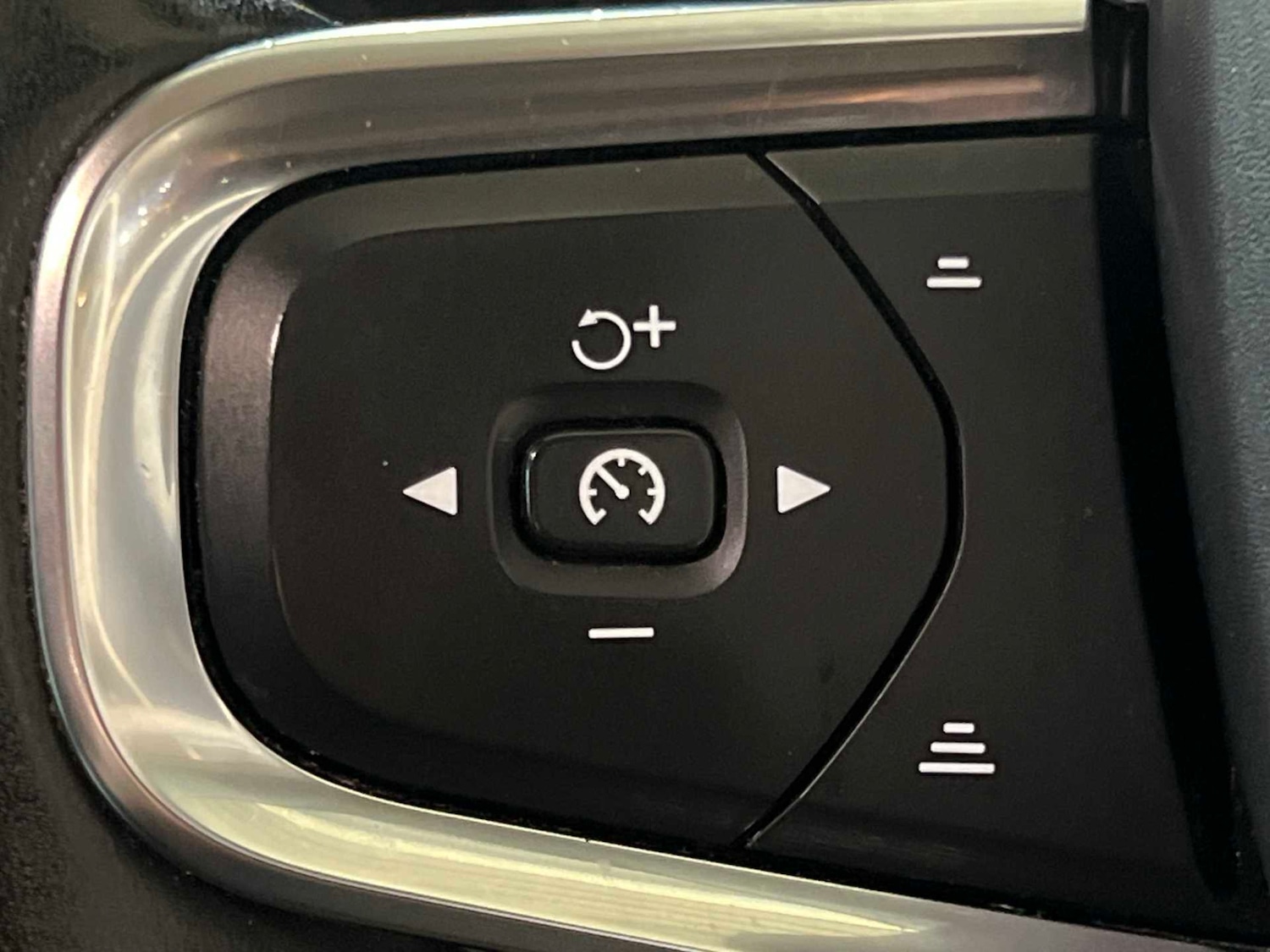 Used Volvo XC40 for sale - 77858286: Photo 35