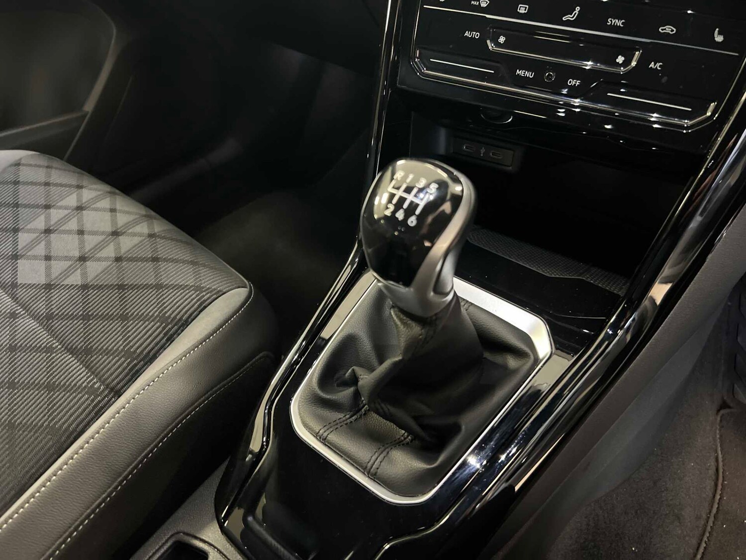 Used Volkswagen T-Roc for sale - 77861388: Photo 15