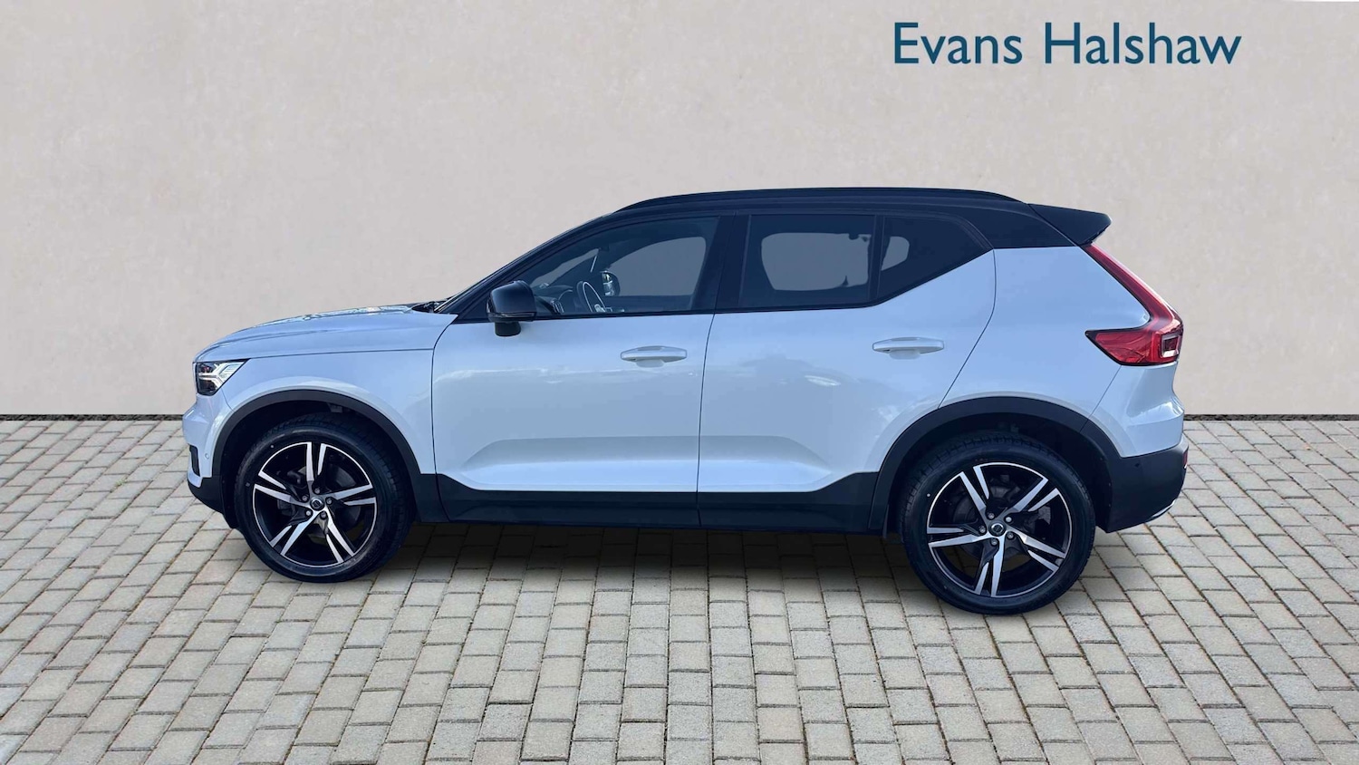 Used Volvo XC40 for sale - 77860819: Photo 3