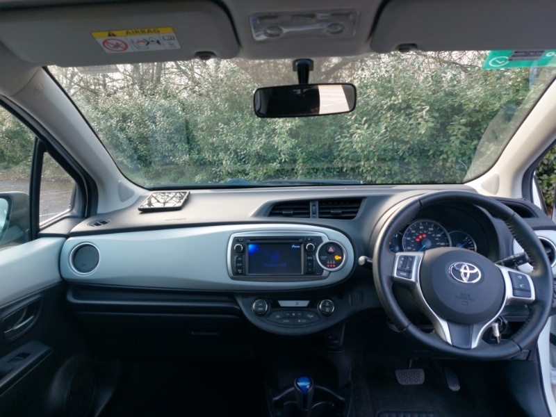 Used Toyota Yaris 2013 for sale - 77837583: Photo 2