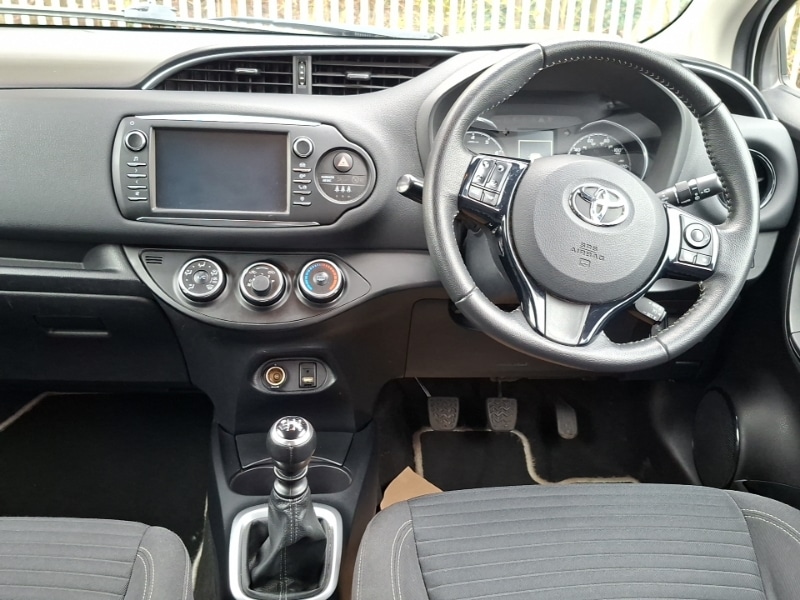 Used Toyota Yaris 2017 for sale - 77992510: Photo 2