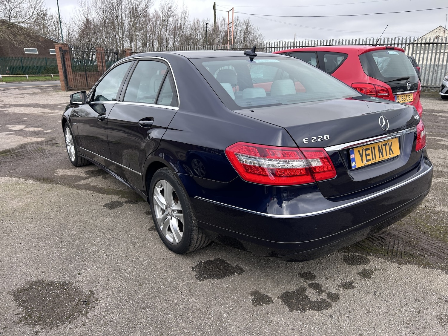 Used Mercedes-Benz E Class 2011 for sale - 77609992: Photo 4