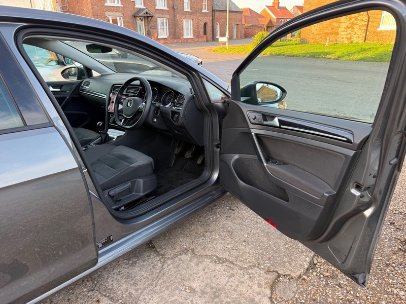 Used Volkswagen Golf 2017 for sale - 77655899: Photo 6