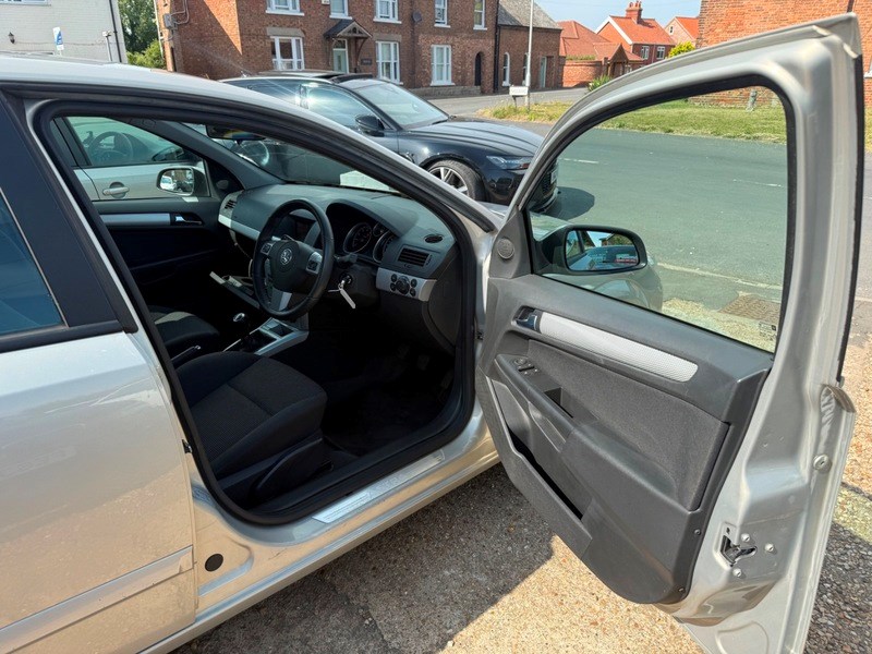 Vauxhall Astra 2009 - SXI - Image 6