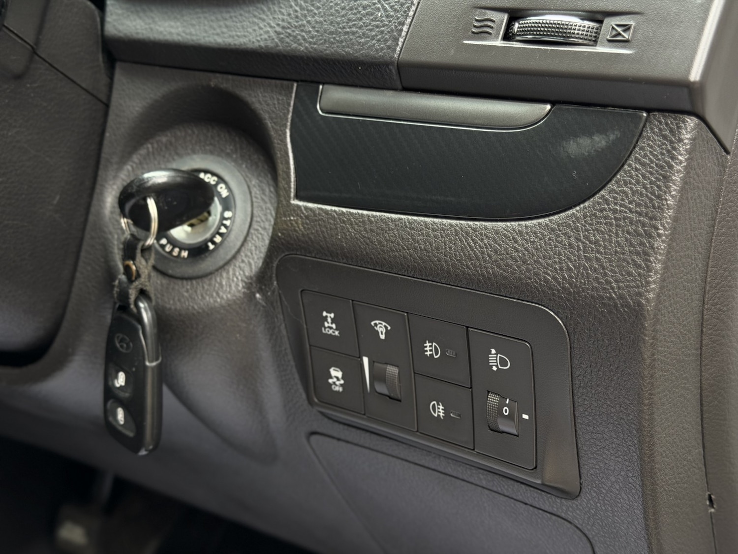 Used Hyundai Santa Fe 2010 for sale - 77921396: Photo 26