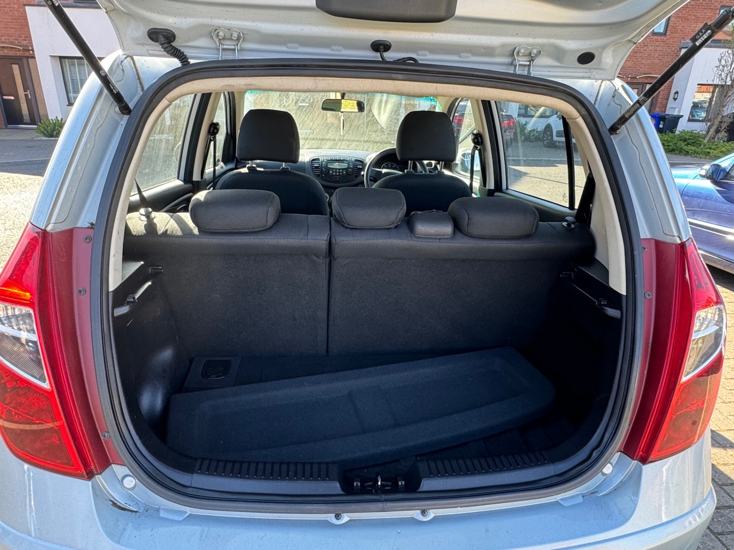 Used Hyundai i10 2011 for sale - 76427850: Photo 9