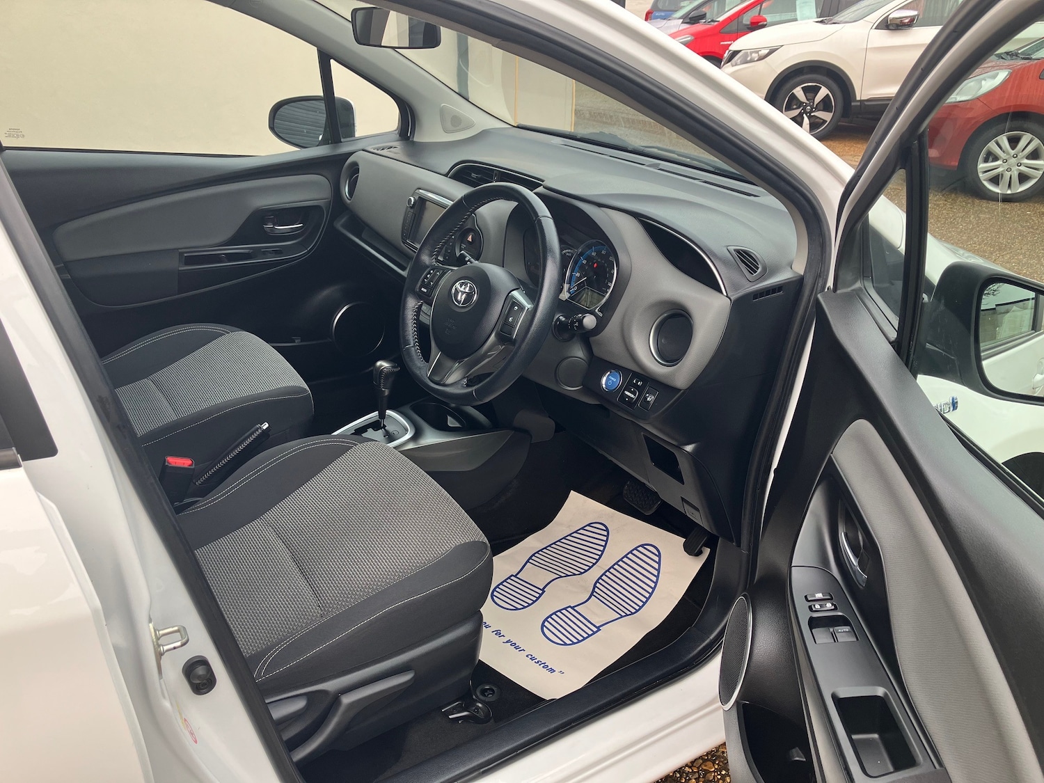 Used Toyota Yaris 2015 for sale - 77171415: Photo 2