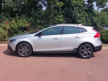 Used Volvo V40 2015 for sale - 75562474: Photo