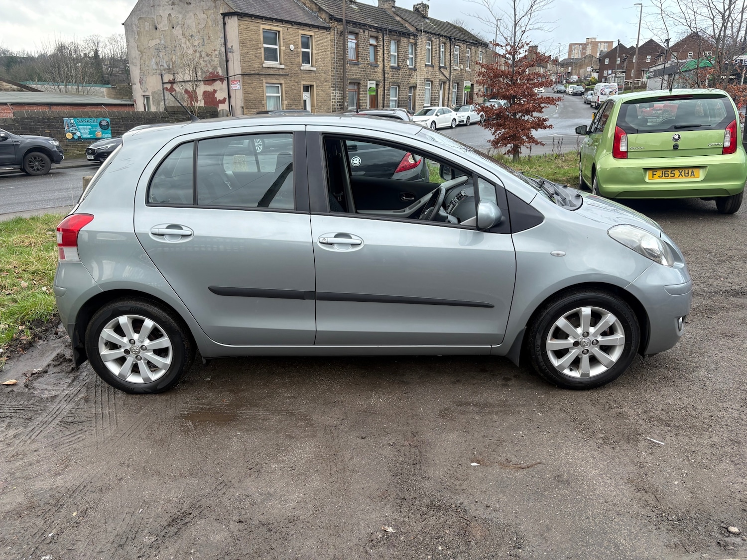 Used Toyota Yaris 2011 for sale - 77818530: Photo 4