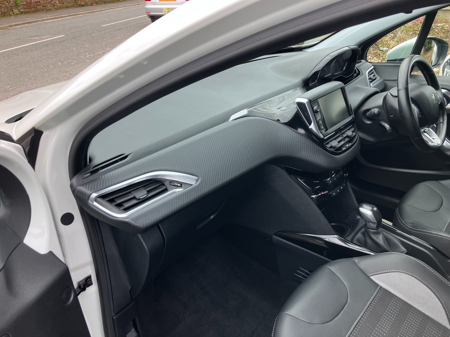 Used Peugeot 2008 2016 for sale - 78105010: Photo 8