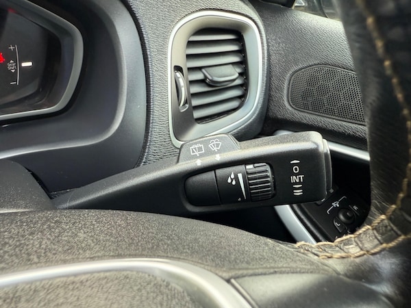 Used Volvo V40 2015 for sale - 75645957: Photo 32