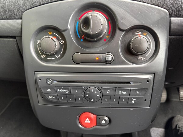 Used Renault Clio 2011 for sale - 74758282: Photo 26
