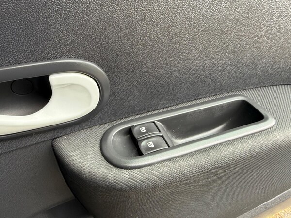 Used Renault Clio 2011 for sale - 74758282: Photo 30