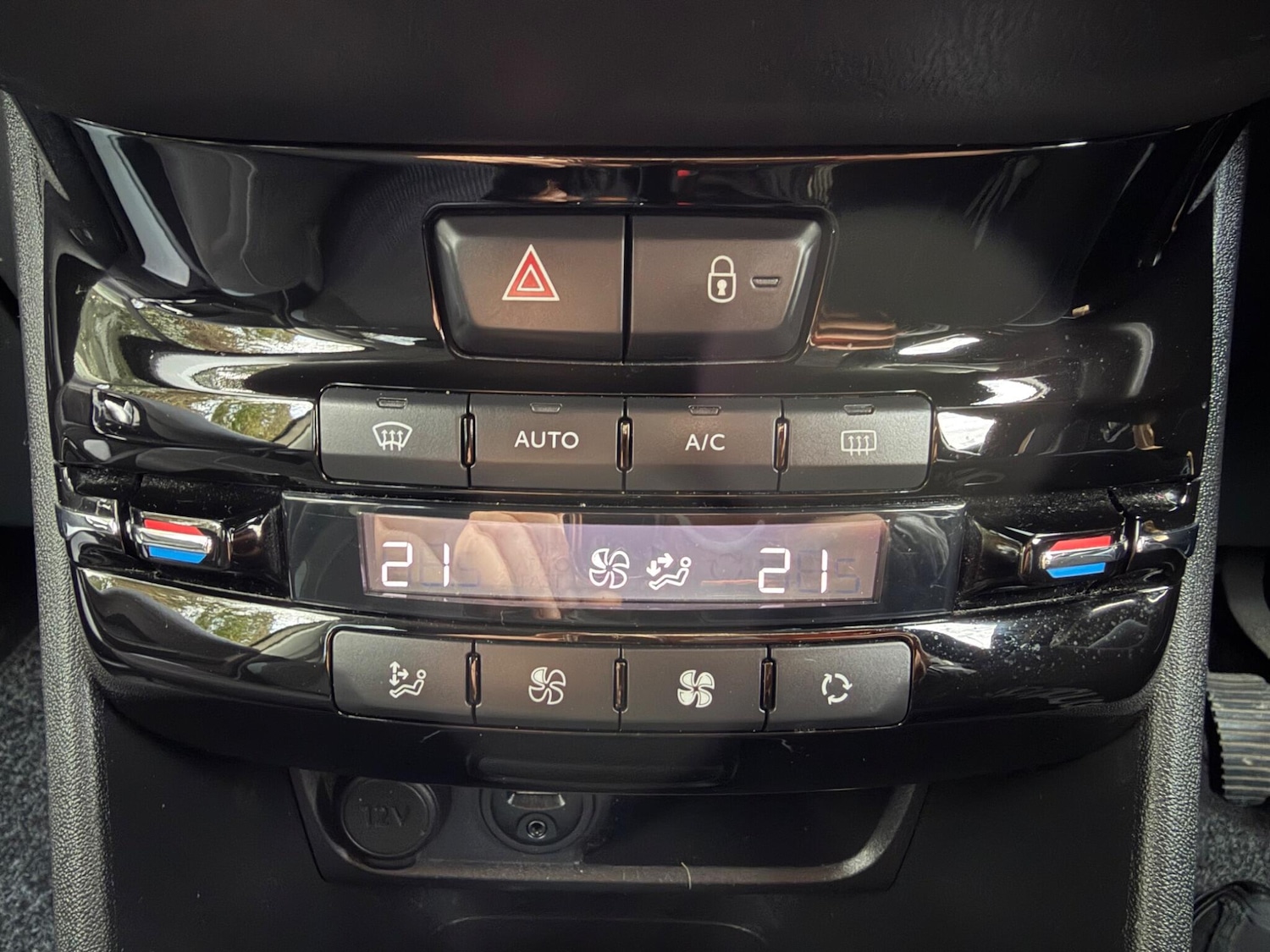 Used Peugeot 208 2014 for sale - 78047366: Photo 37