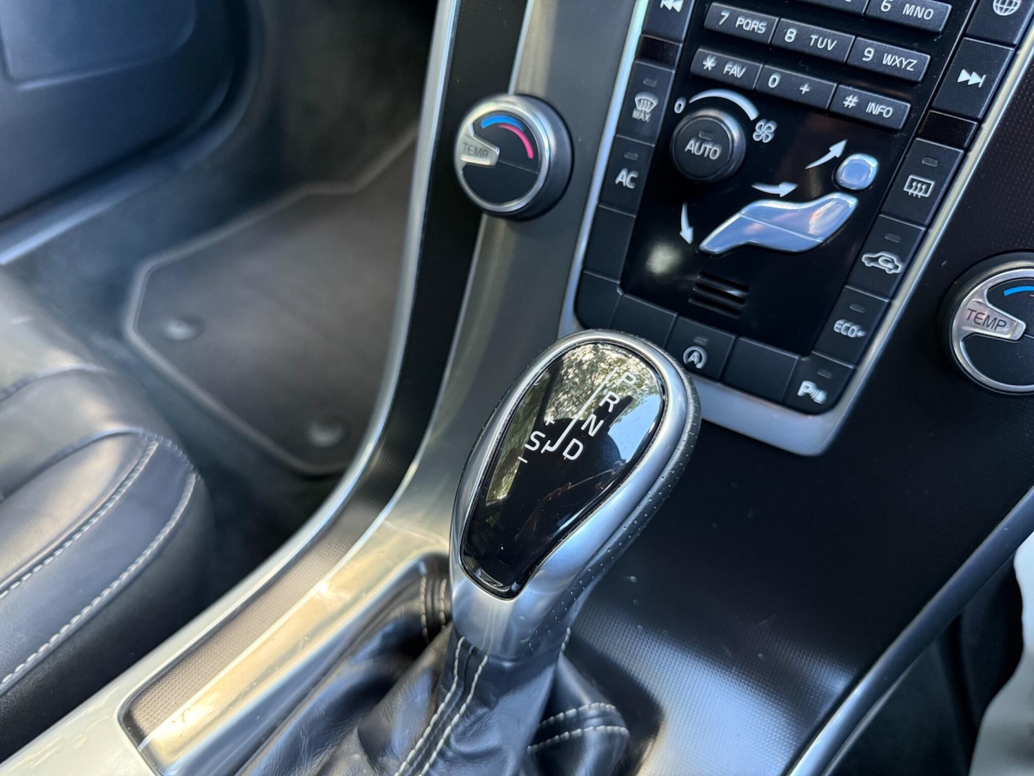 Used Volvo XC60 2014 for sale - 75687717: Photo 28