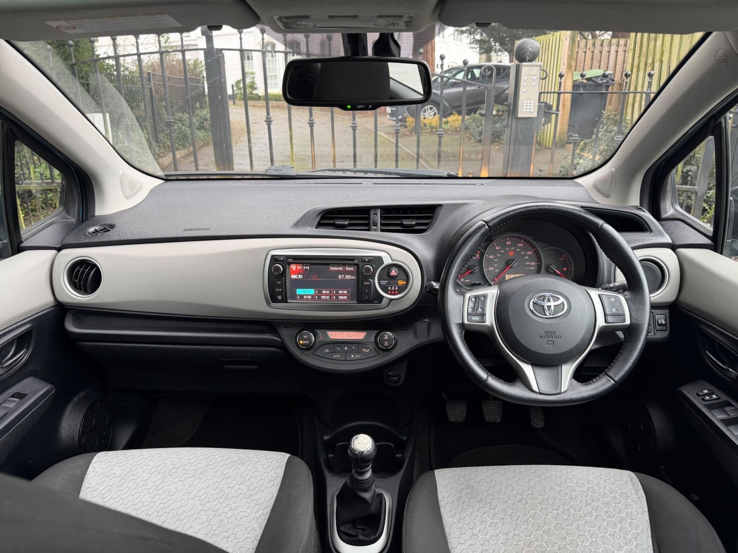 Used Toyota Yaris 2012 for sale - 77215689: Photo 32