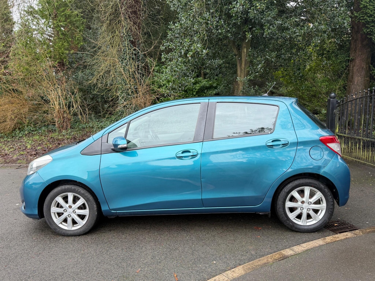 Used Toyota Yaris 2012 for sale - 77215689: Photo 4