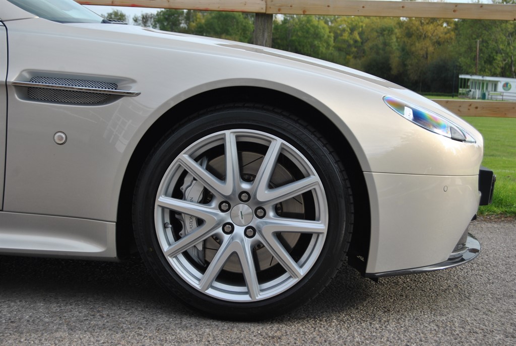 Used Aston Martin Vantage 2012 for sale - 76140476: Photo 16