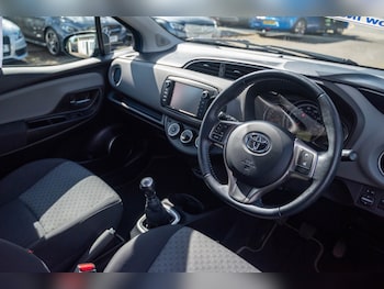 Used Toyota Yaris 2015 for sale - 78151776: Photo