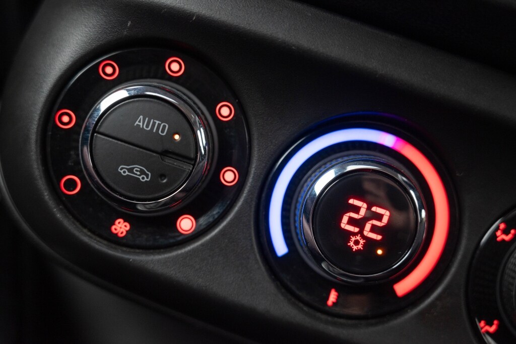 Used Vauxhall ADAM 2015 for sale - 77379543: Photo 2