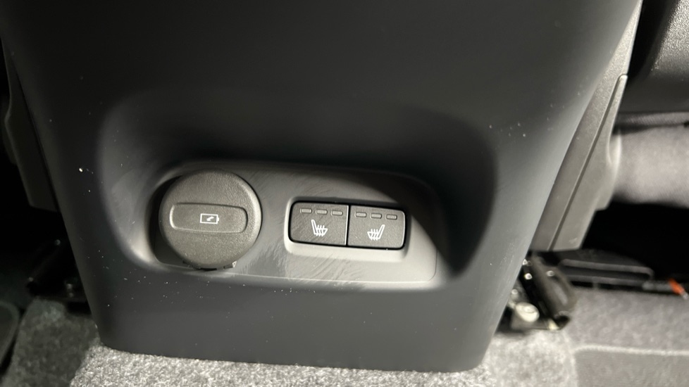Used Volvo XC40 2025 for sale - 76196017: Photo 40