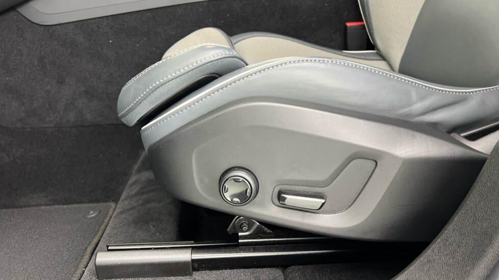 Used Volvo XC60 2023 for sale - 77893885: Photo 61