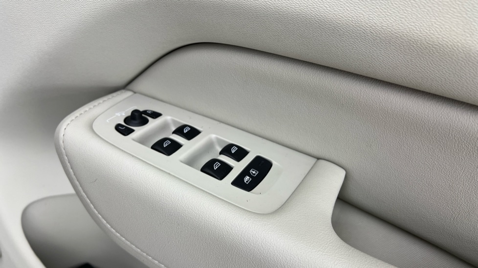 Used Volvo XC60 2023 for sale - 76130795: Photo 24
