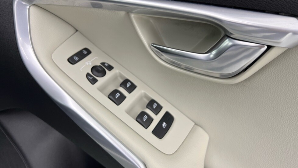 Used Volvo V40 2018 for sale - 77810235: Photo 24