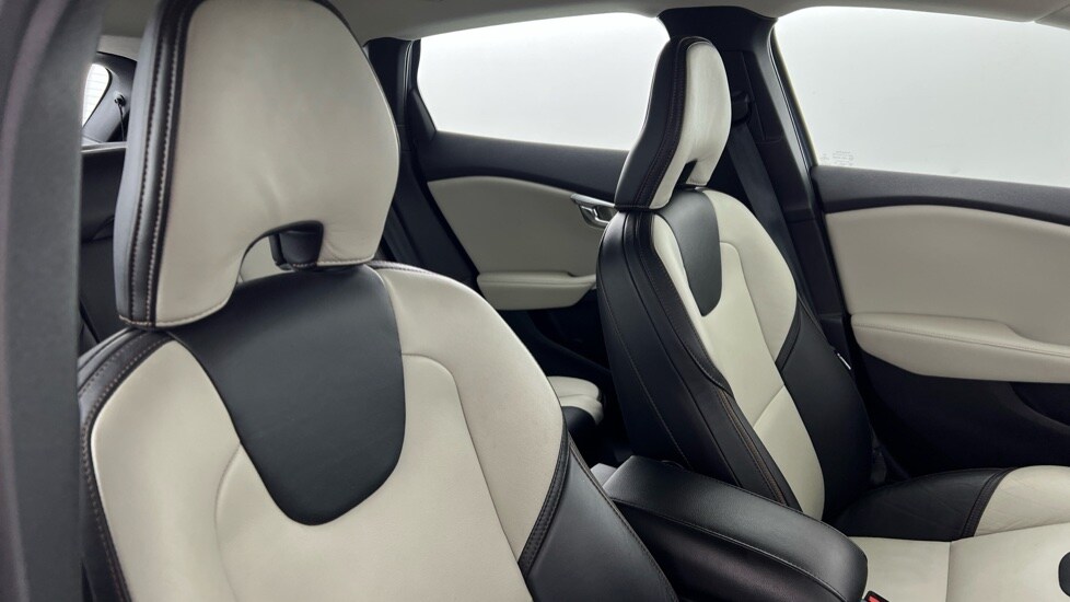 Used Volvo V40 2018 for sale - 77810235: Photo 28