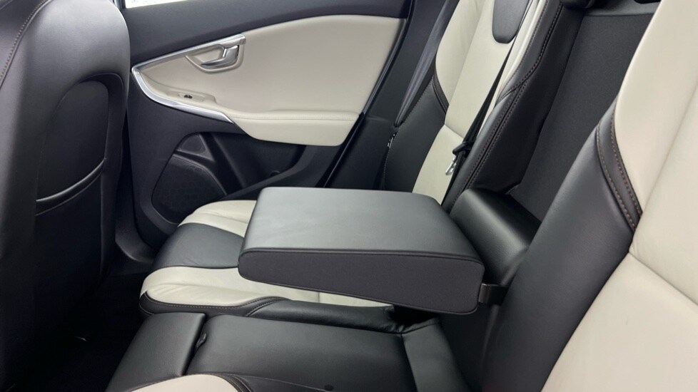 Used Volvo V40 2018 for sale - 77810235: Photo 31