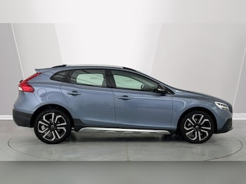 Used Volvo V40 2018 for sale - 77810235: Photo