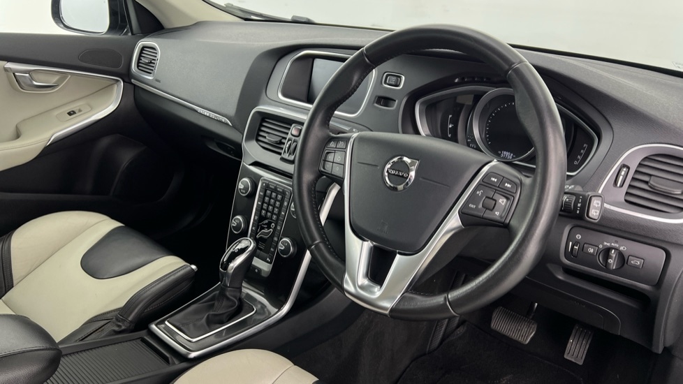 Used Volvo V40 2018 for sale - 77810235: Photo 4