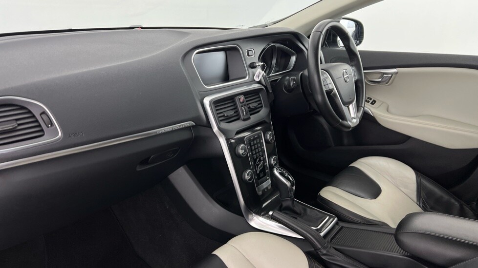 Used Volvo V40 2018 for sale - 77810235: Photo 43