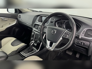 Used Volvo V40 2018 for sale - 77810235: Photo