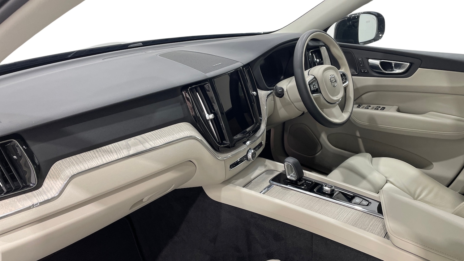 Used Volvo XC60 2022 for sale - 77950602: Photo 4