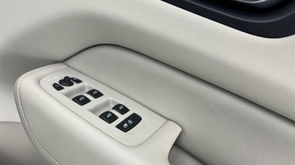 Used Volvo XC60 2023 for sale - 77673833: Photo 24