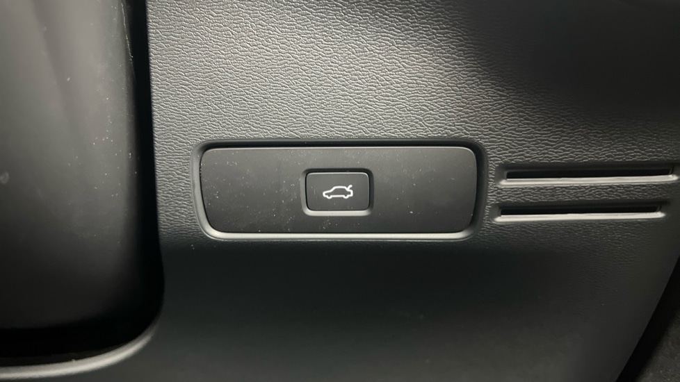 Used Volvo XC40 2025 for sale - 76834892: Photo 56