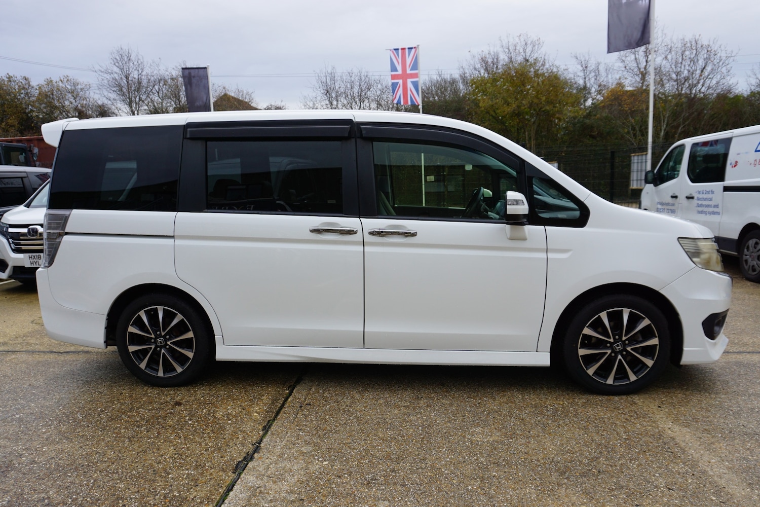 Used Honda Stepwagon 2014 for sale - 76882865: Photo 2