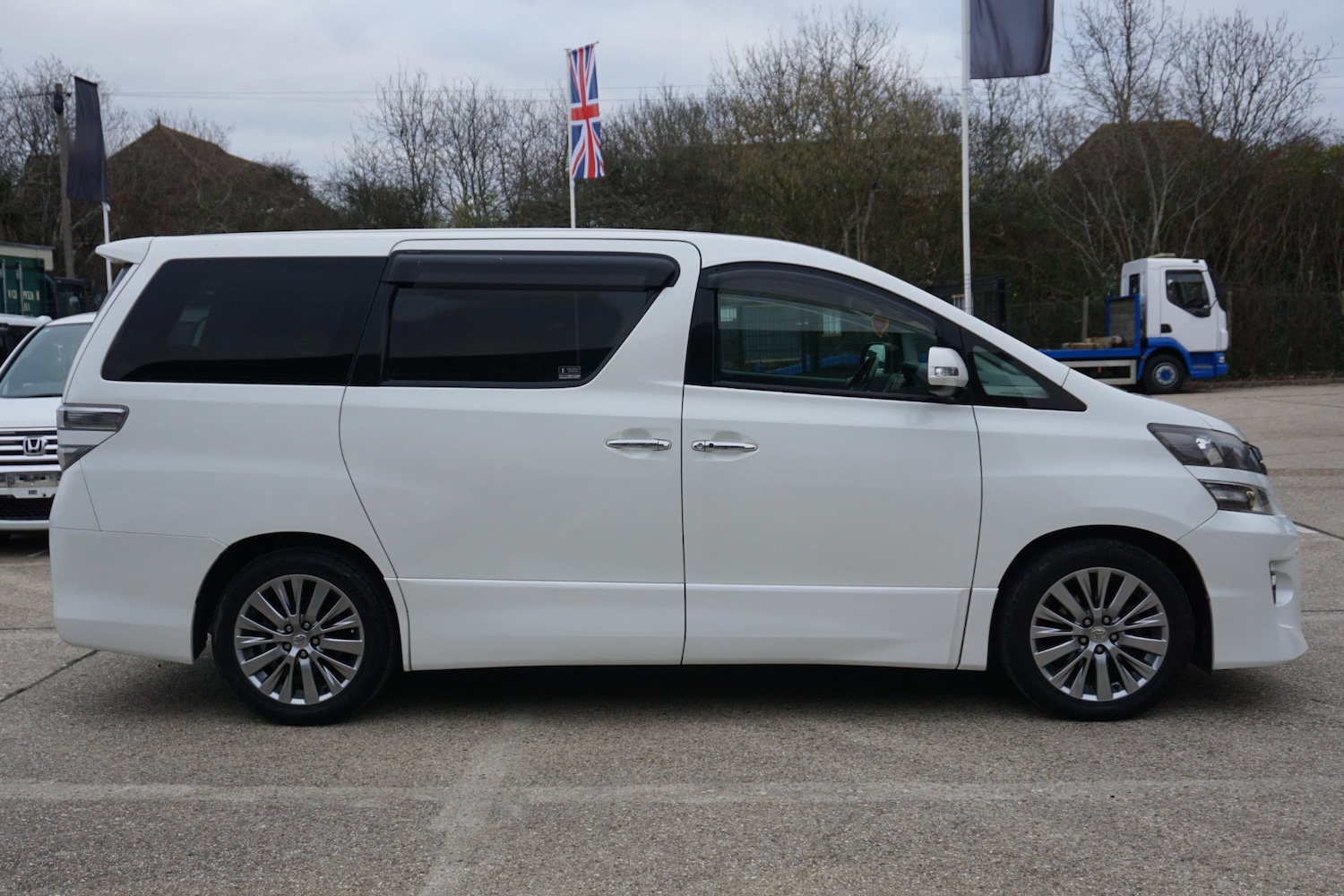 Used Toyota Vellfire 2025 for sale - 77065876: Photo 2