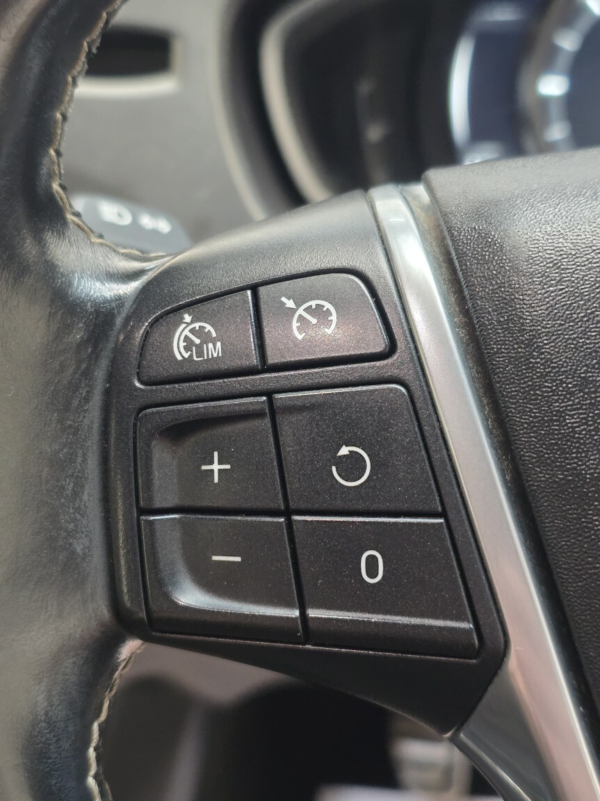 Used Volvo V40 2017 for sale - 78057132: Photo 32