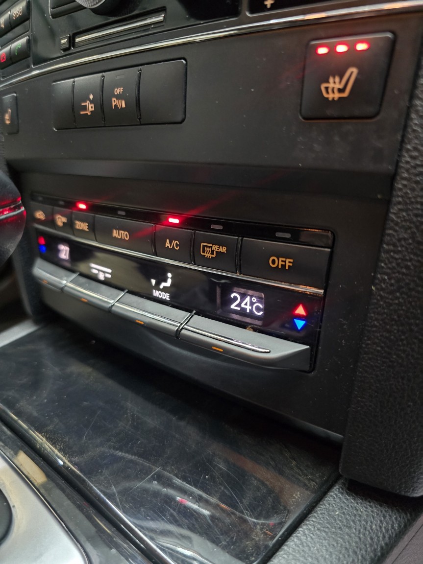 Used Mercedes-Benz E Class 2010 for sale - 76855370: Photo 34