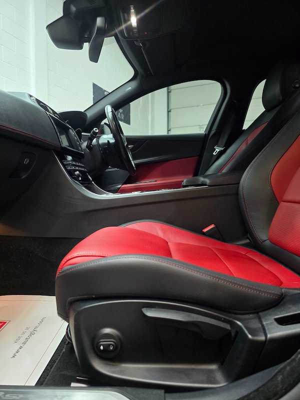 Used Jaguar XE 2015 for sale - 76275931: Photo 20