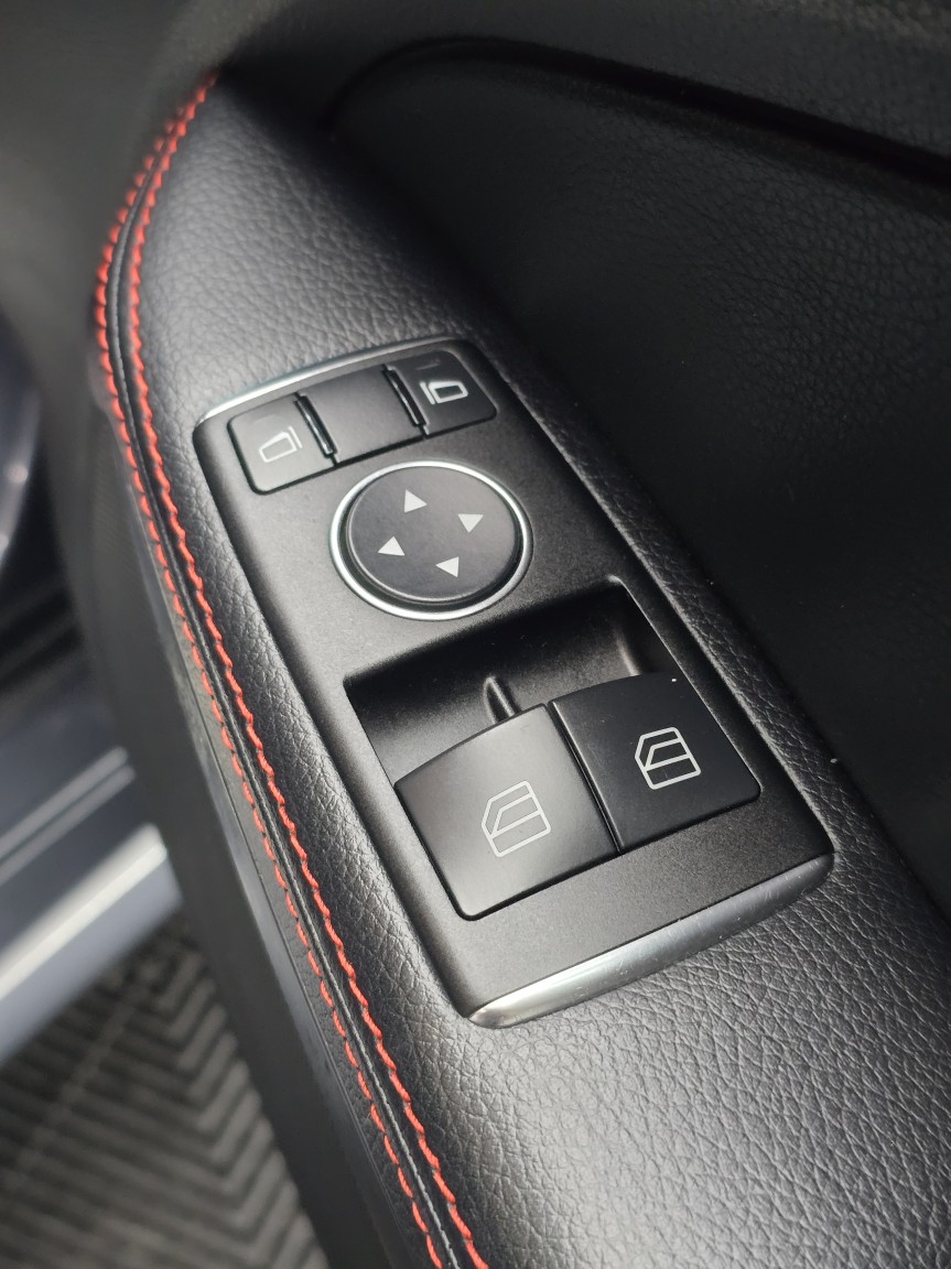 Used Mercedes-Benz SLK 2012 for sale - 76751773: Photo 23