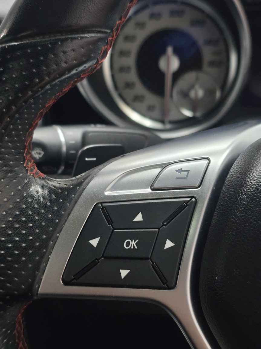 Used Mercedes-Benz SLK 2012 for sale - 76751773: Photo 33